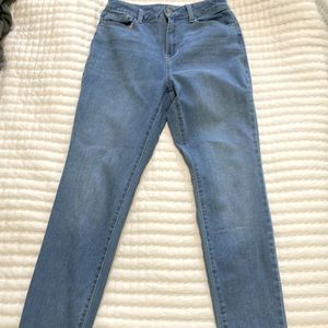 Skinny jeans, mid-wash